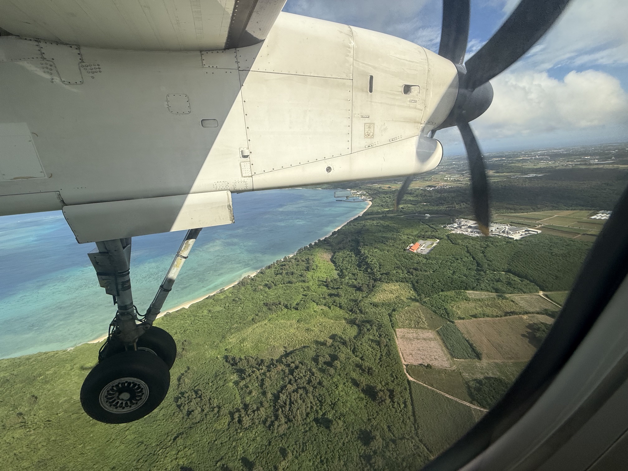 宮古空港を離陸したプロペラ機の窓から見た宮古島の海岸線